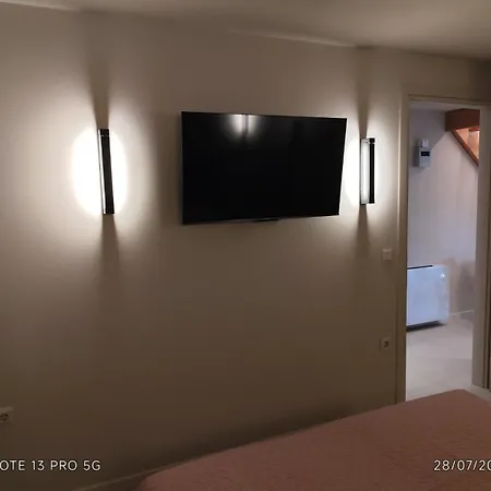 Dimitris's & Evangelia's Loft Homes With Garden, Near Airport & Town Apartmán *